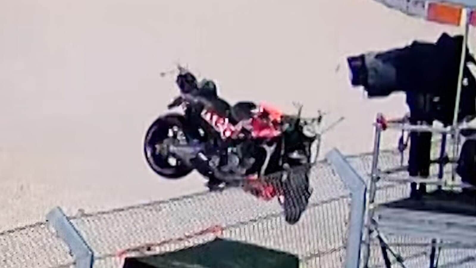 MotoGP, che rischio al Balaton: la KTM di Acosta prende il volo e sfiora il cameraman