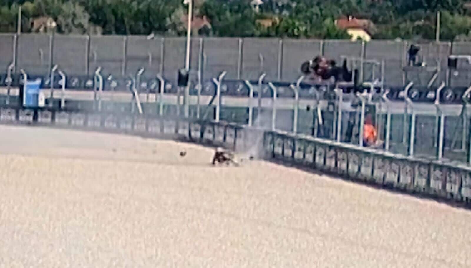 MotoGP, che rischio al Balaton: la KTM di Acosta prende il volo e sfiora il cameraman
