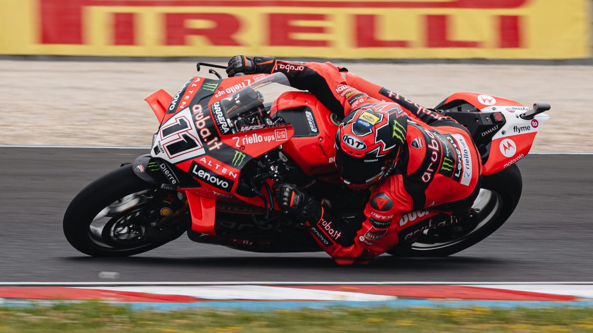 SBK Magny-Cours: Bulega risponde a Razgatlioglu e s'impone nelle FP2
