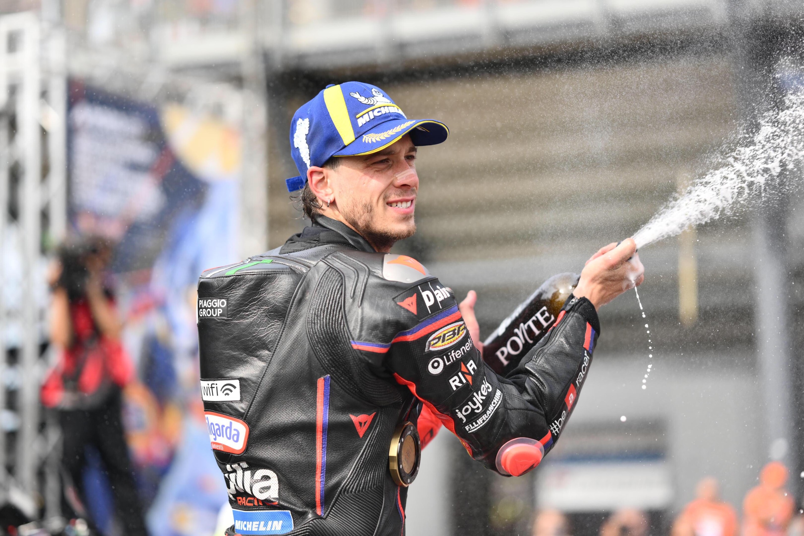 MotoGP San Marino: Marco Bezzecchi con 30.000 lire l'ha fatto meglio! Vittoria e festa con il Garpez