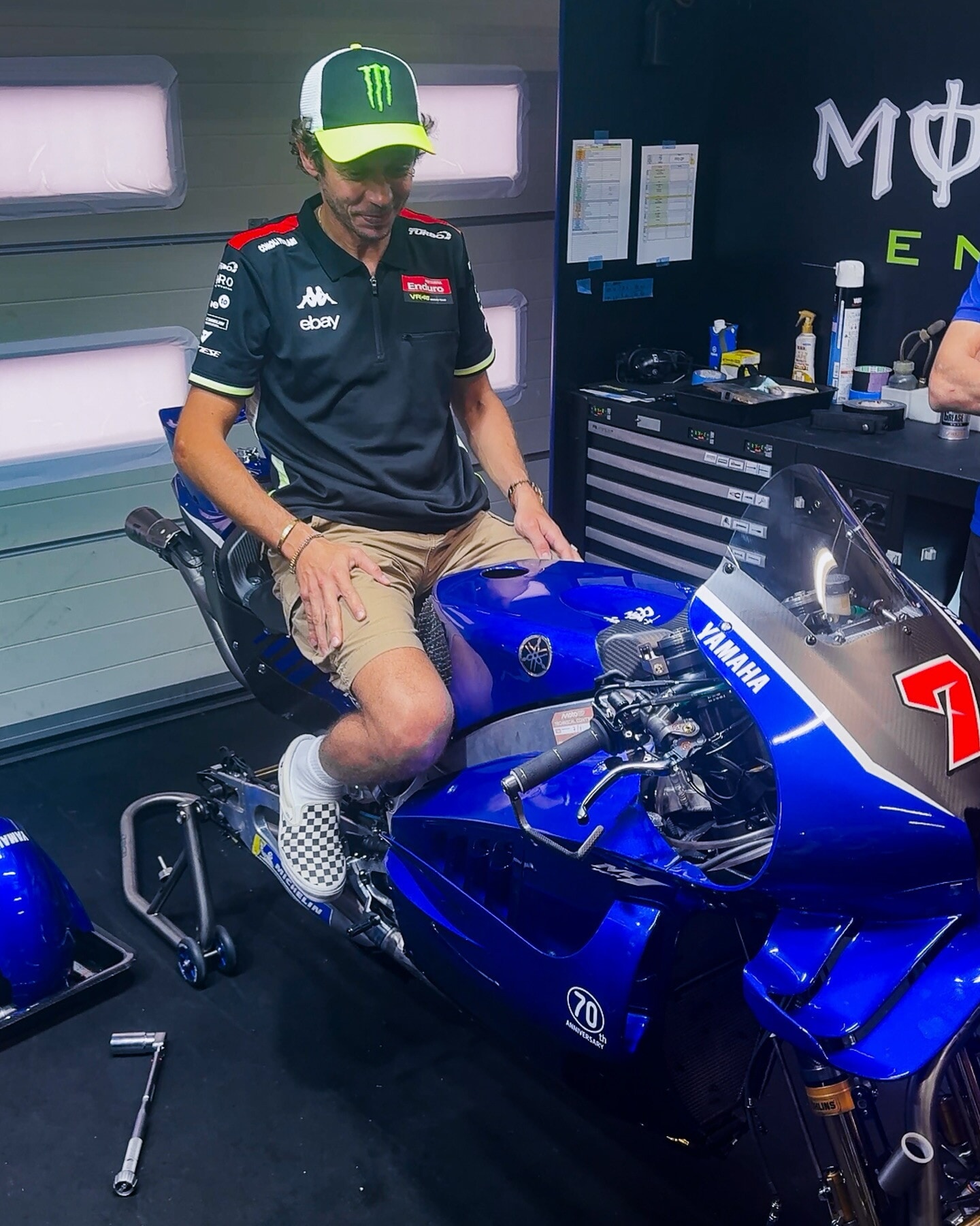 MotoGP: Valentino Rossi incontra la Yamaha M1 V4