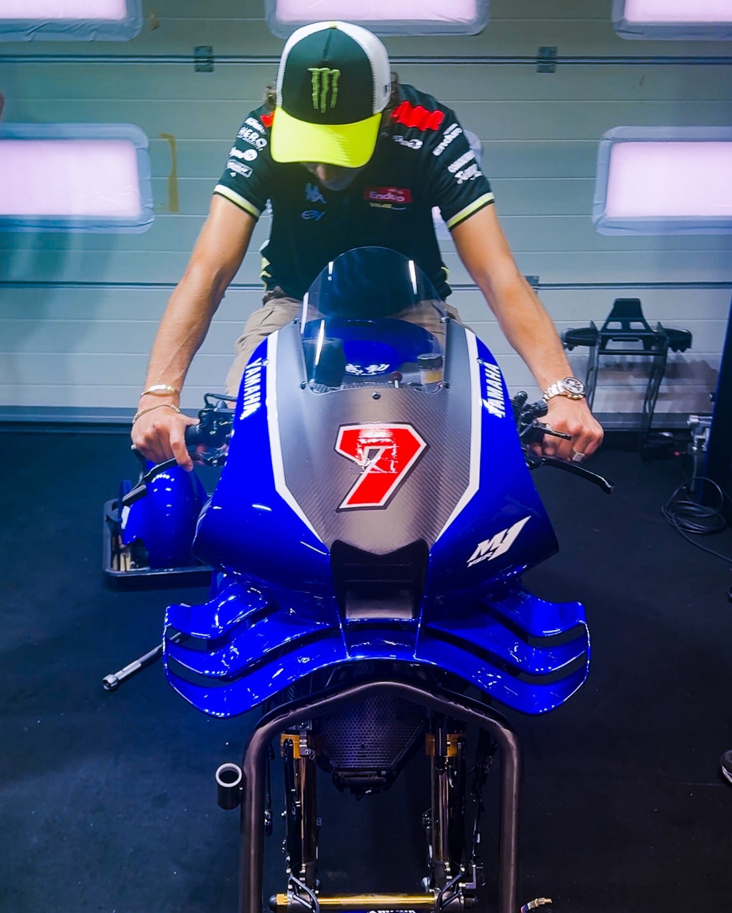 MotoGP: Valentino Rossi incontra la Yamaha M1 V4