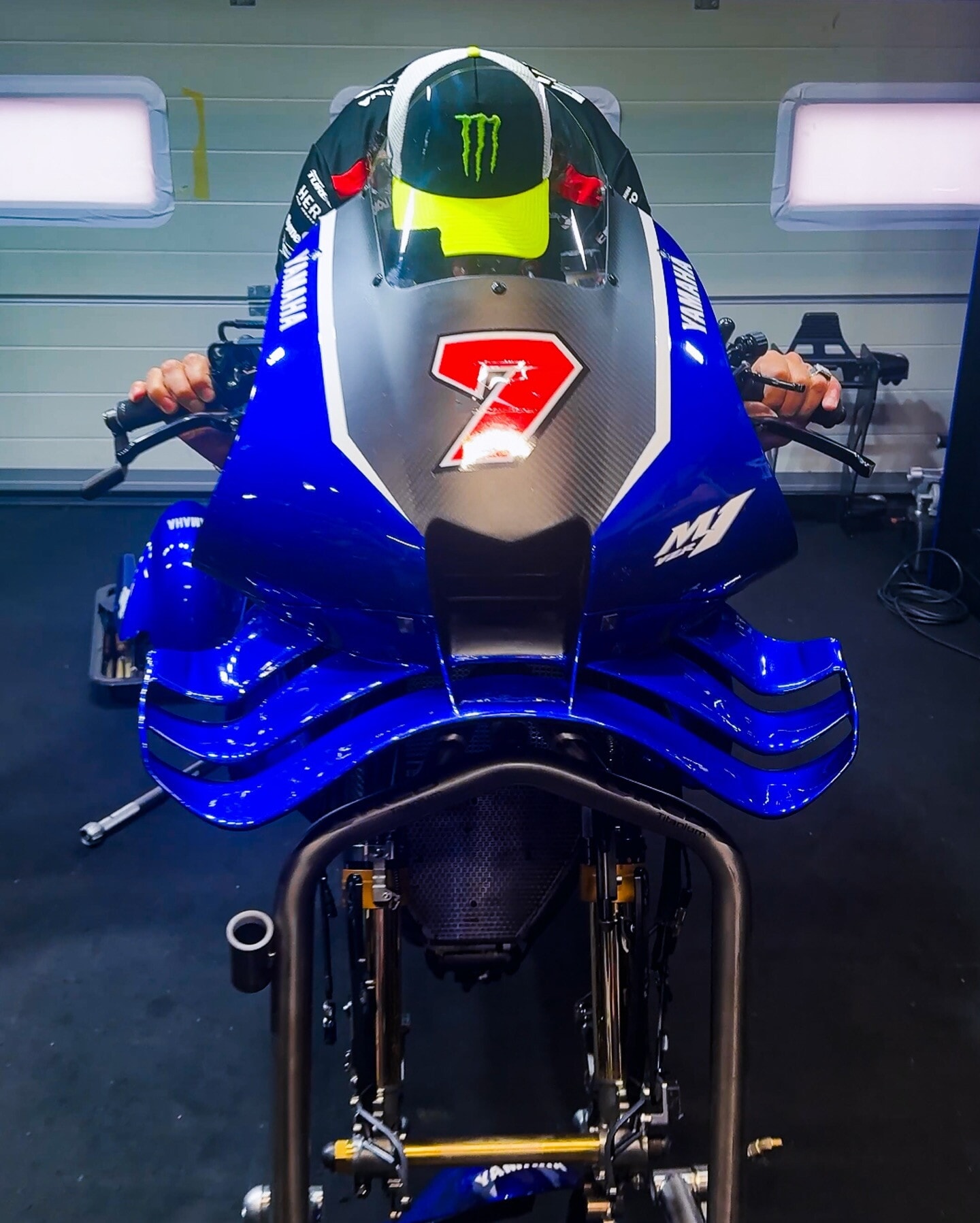 MotoGP: Valentino Rossi incontra la Yamaha M1 V4