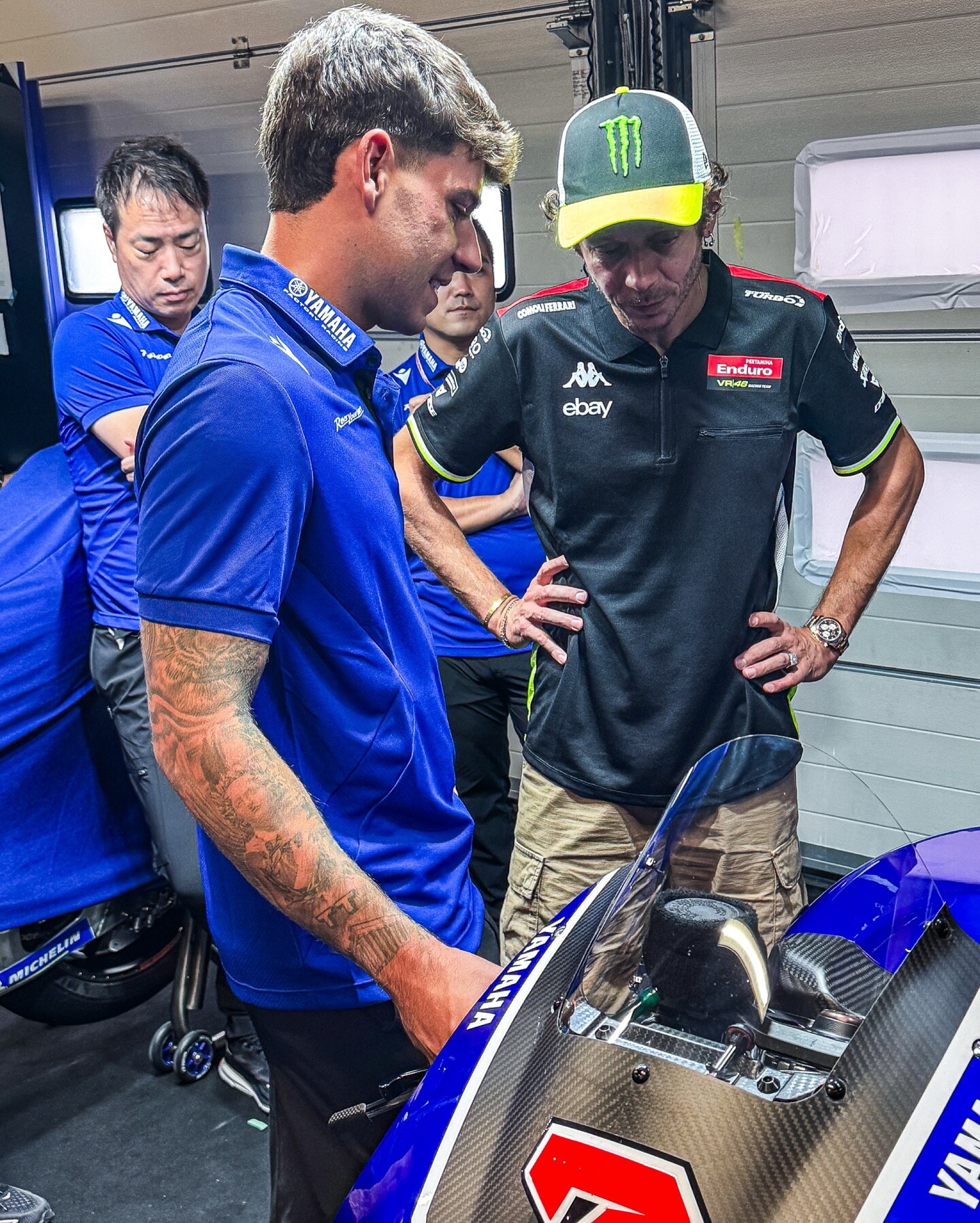 MotoGP: Valentino Rossi incontra la Yamaha M1 V4