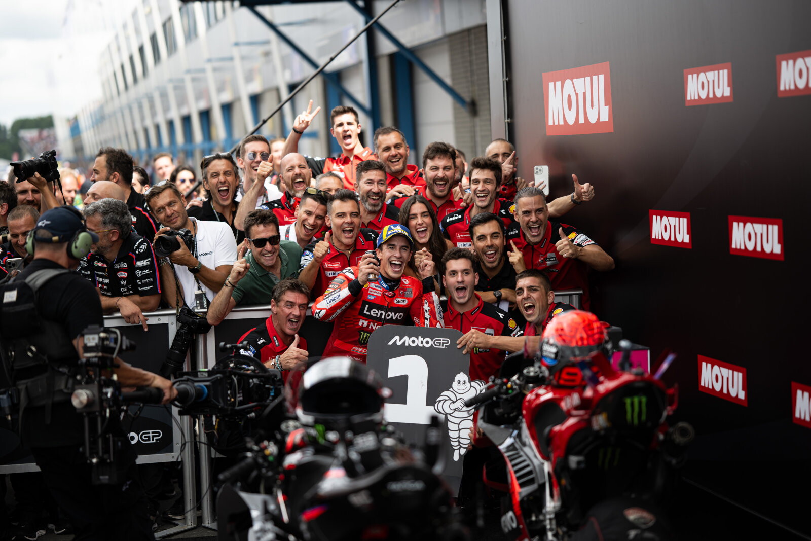MotoGP, tutti i festeggiamenti di Marc Marquez nel 2025