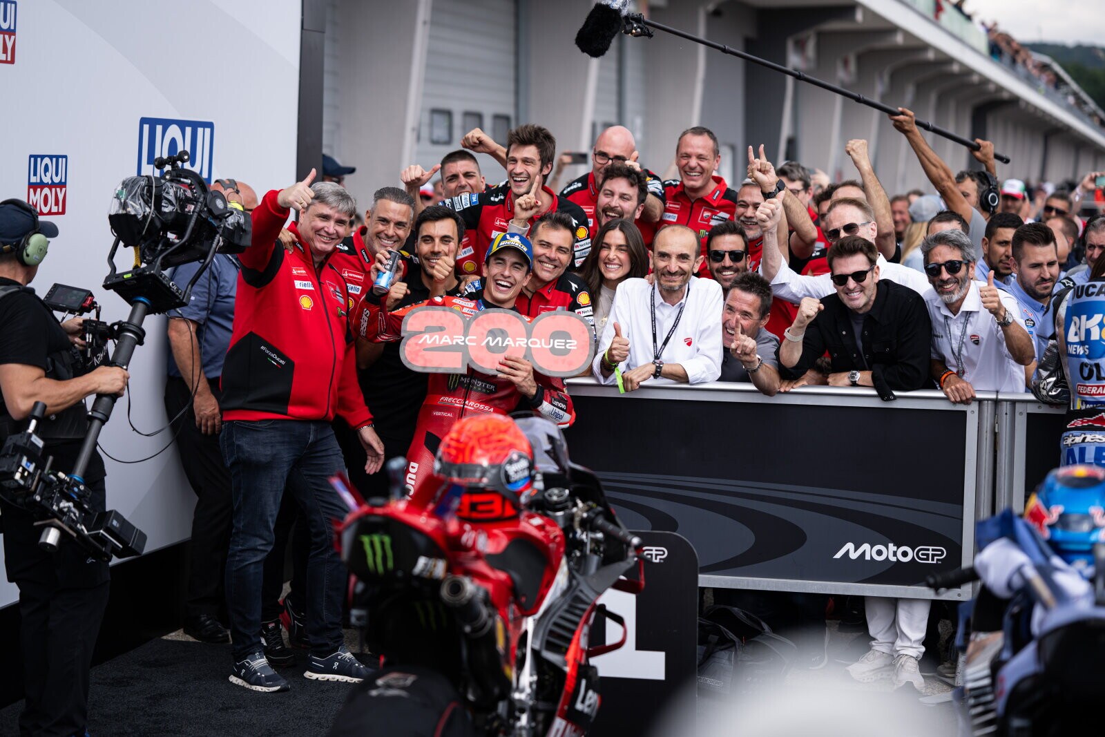 MotoGP, tutti i festeggiamenti di Marc Marquez nel 2025