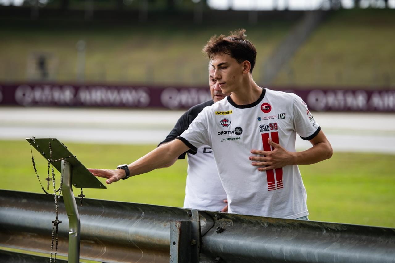MotoGP, l'omaggio a Marco Simoncelli sulla pista di Sepang di alcuni piloti italiani