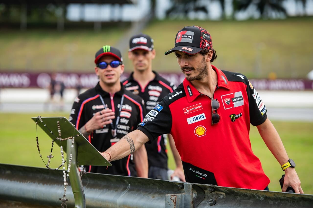 MotoGP, l'omaggio a Marco Simoncelli sulla pista di Sepang di alcuni piloti italiani