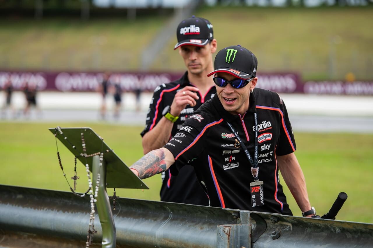 MotoGP, l'omaggio a Marco Simoncelli sulla pista di Sepang di alcuni piloti italiani