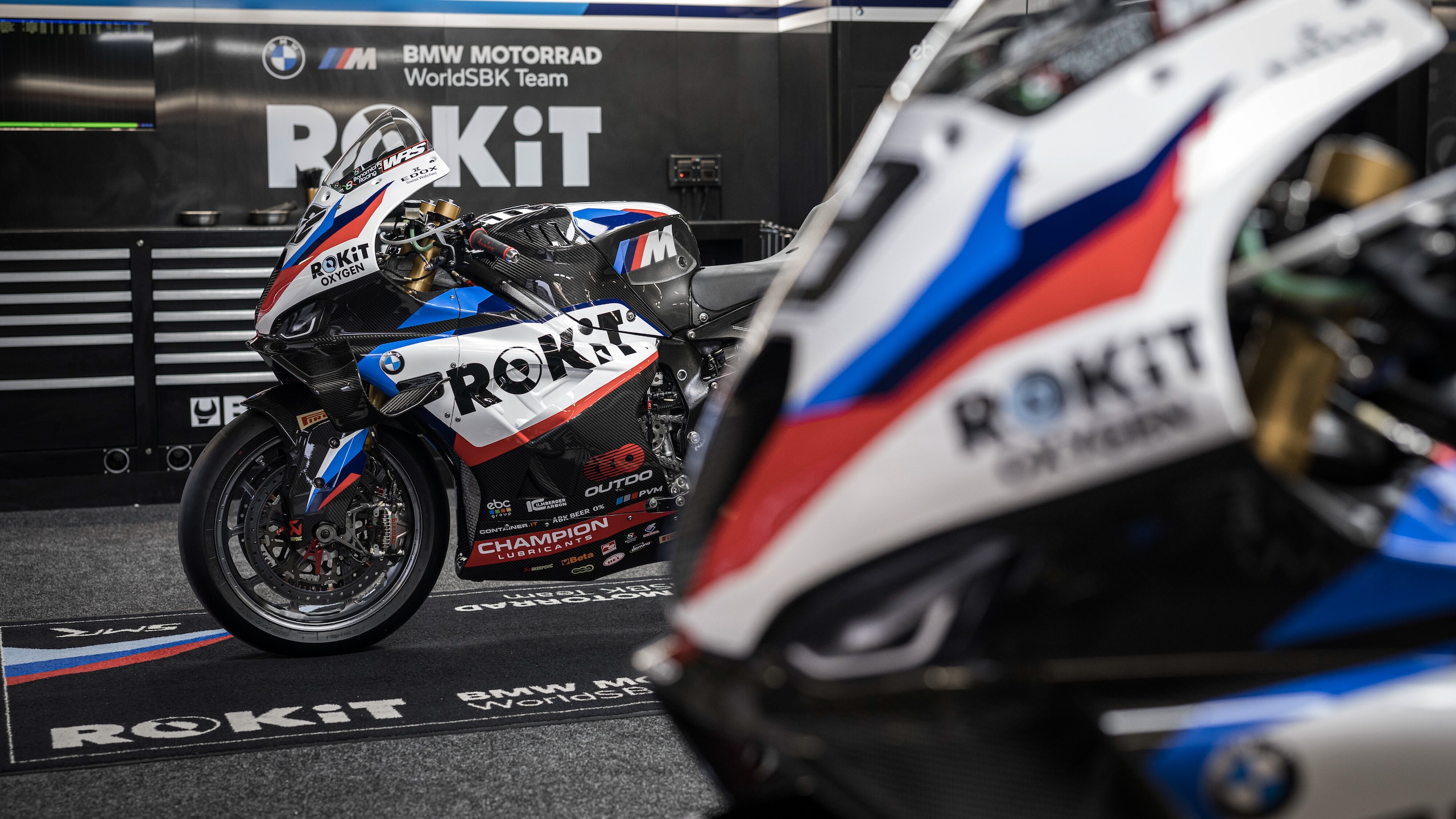 SBK, la BMW si tinge di bianco per il 2026: ecco le M 1000 RR di Petrucci e Oliveira