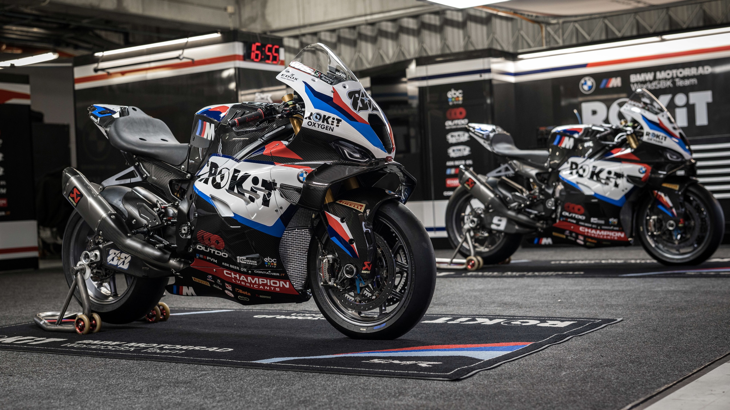 SBK, la BMW si tinge di bianco per il 2026: ecco le M 1000 RR di Petrucci e Oliveira