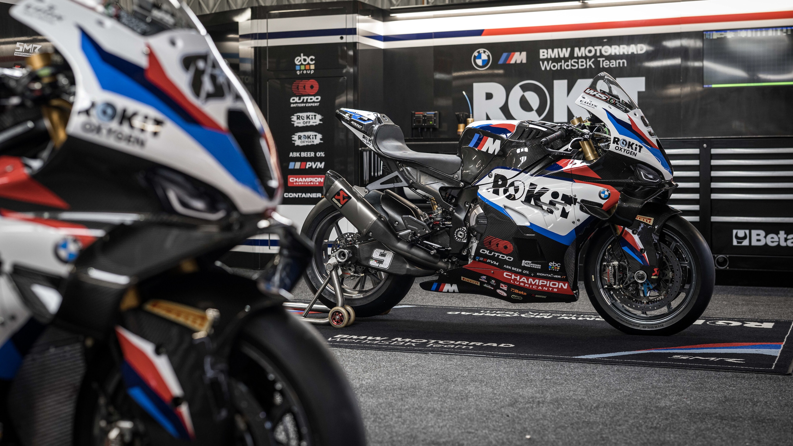 SBK, la BMW si tinge di bianco per il 2026: ecco le M 1000 RR di Petrucci e Oliveira