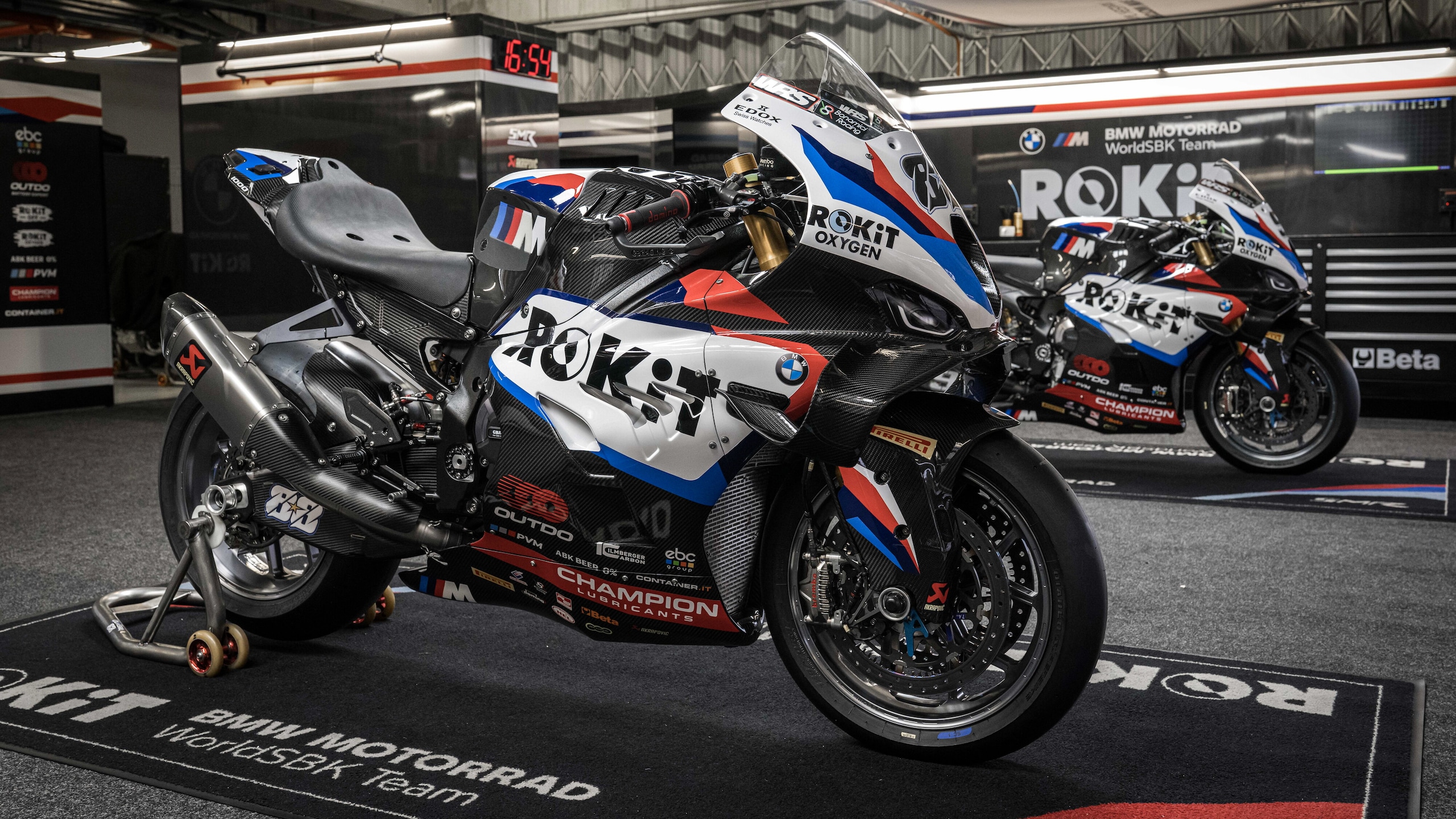 SBK, la BMW si tinge di bianco per il 2026: ecco le M 1000 RR di Petrucci e Oliveira