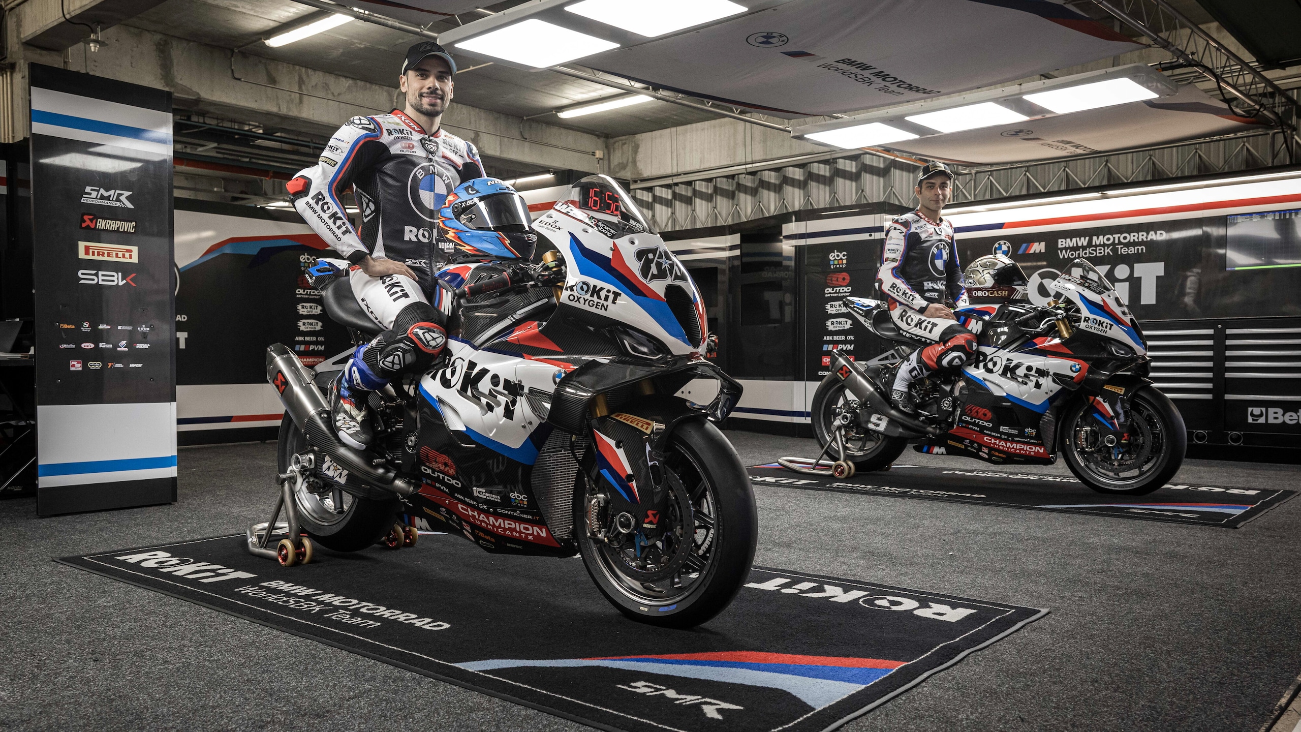 SBK, la BMW si tinge di bianco per il 2026: ecco le M 1000 RR di Petrucci e Oliveira
