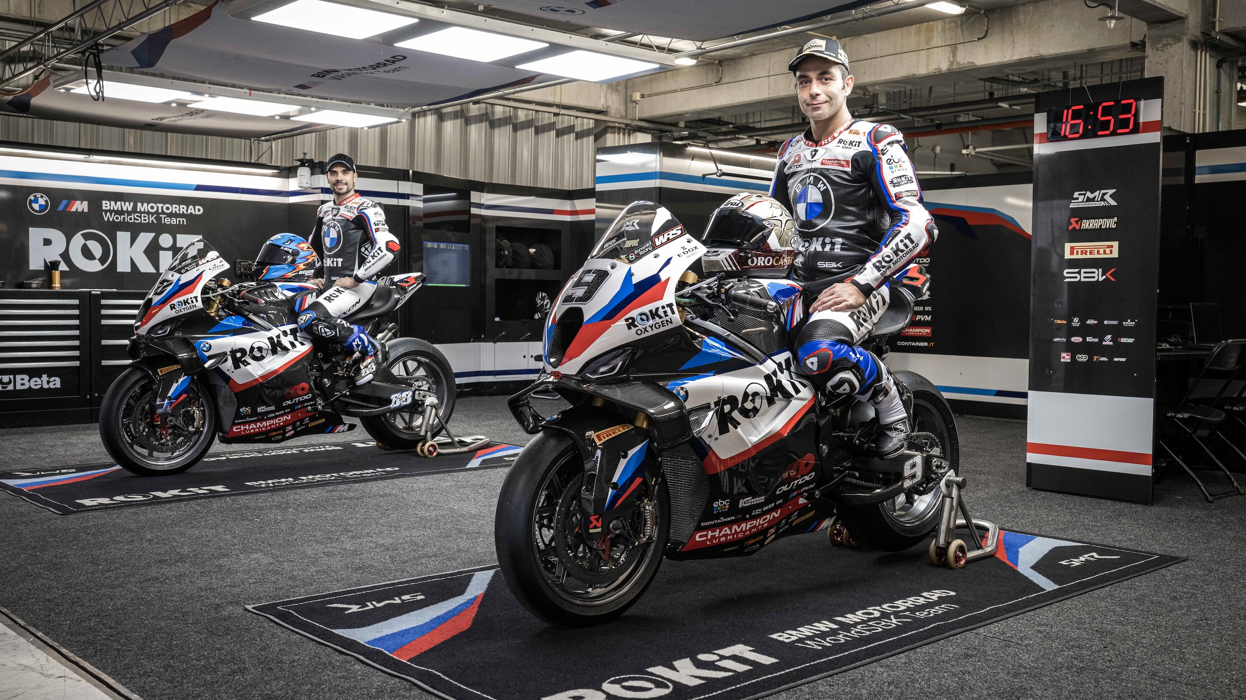 SBK, la BMW si tinge di bianco per il 2026: ecco le M 1000 RR di Petrucci e Oliveira