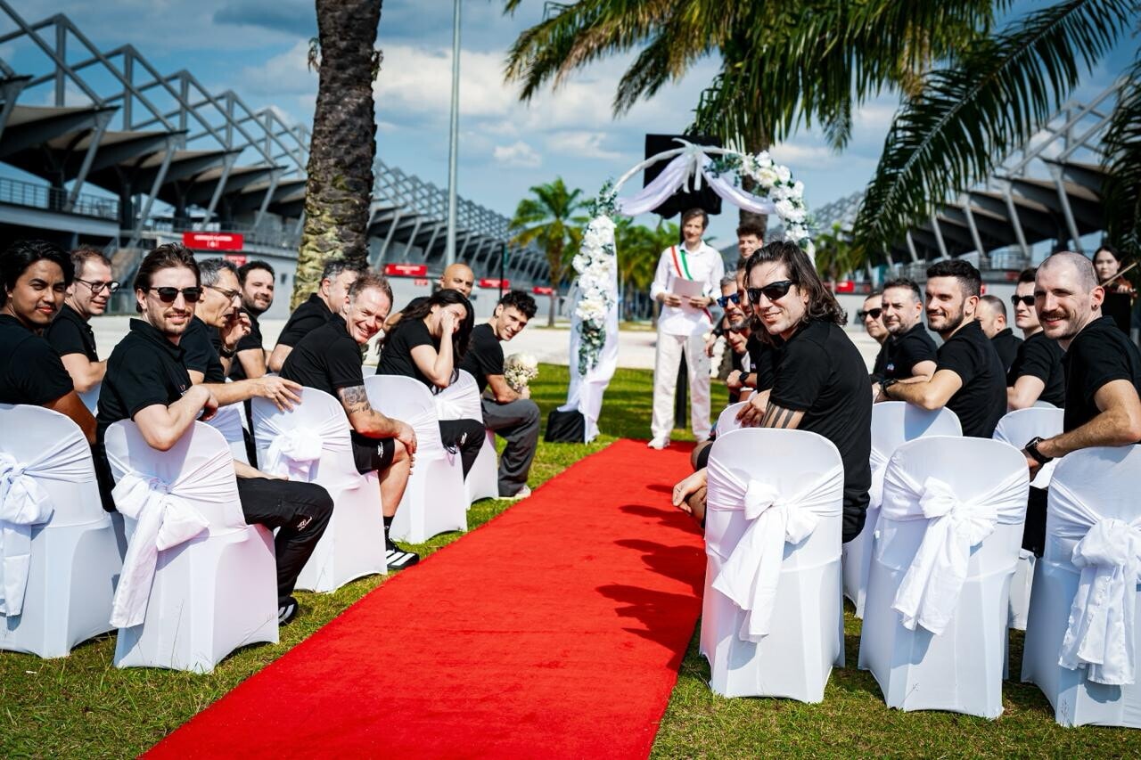 Bezzecchi e Aprilia "promessi sposi": le foto del matrimonio tra Marco e la RS-GP