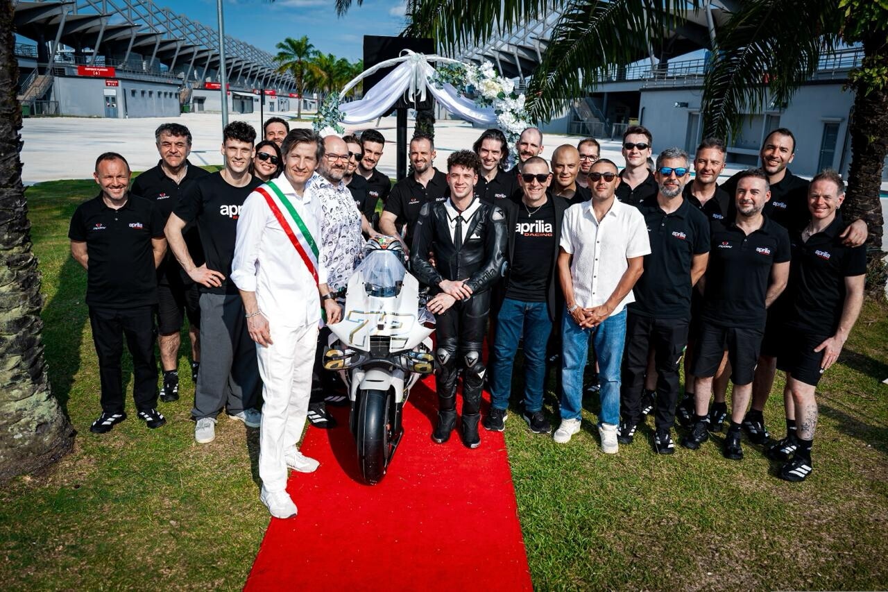 Bezzecchi e Aprilia "promessi sposi": le foto del matrimonio tra Marco e la RS-GP