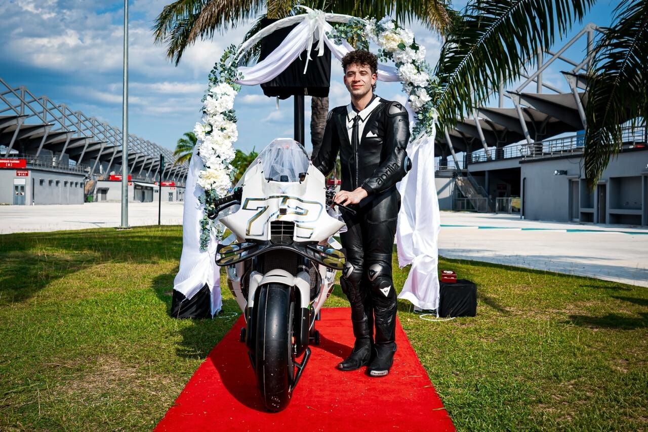 Bezzecchi e Aprilia "promessi sposi": le foto del matrimonio tra Marco e la RS-GP