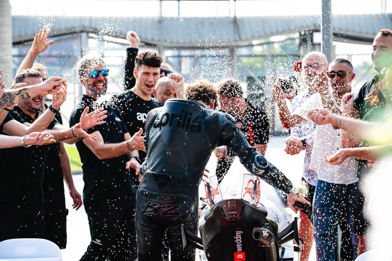 Bezzecchi e Aprilia "promessi sposi": le foto del matrimonio tra Marco e la RS-GP