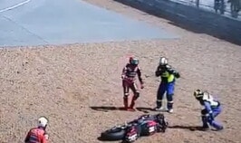 MotoGP Test Buriram, le prime foto dell'inaspettata caduta di Marquez