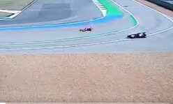 MotoGP Test Buriram, le prime foto dell'inaspettata caduta di Marquez