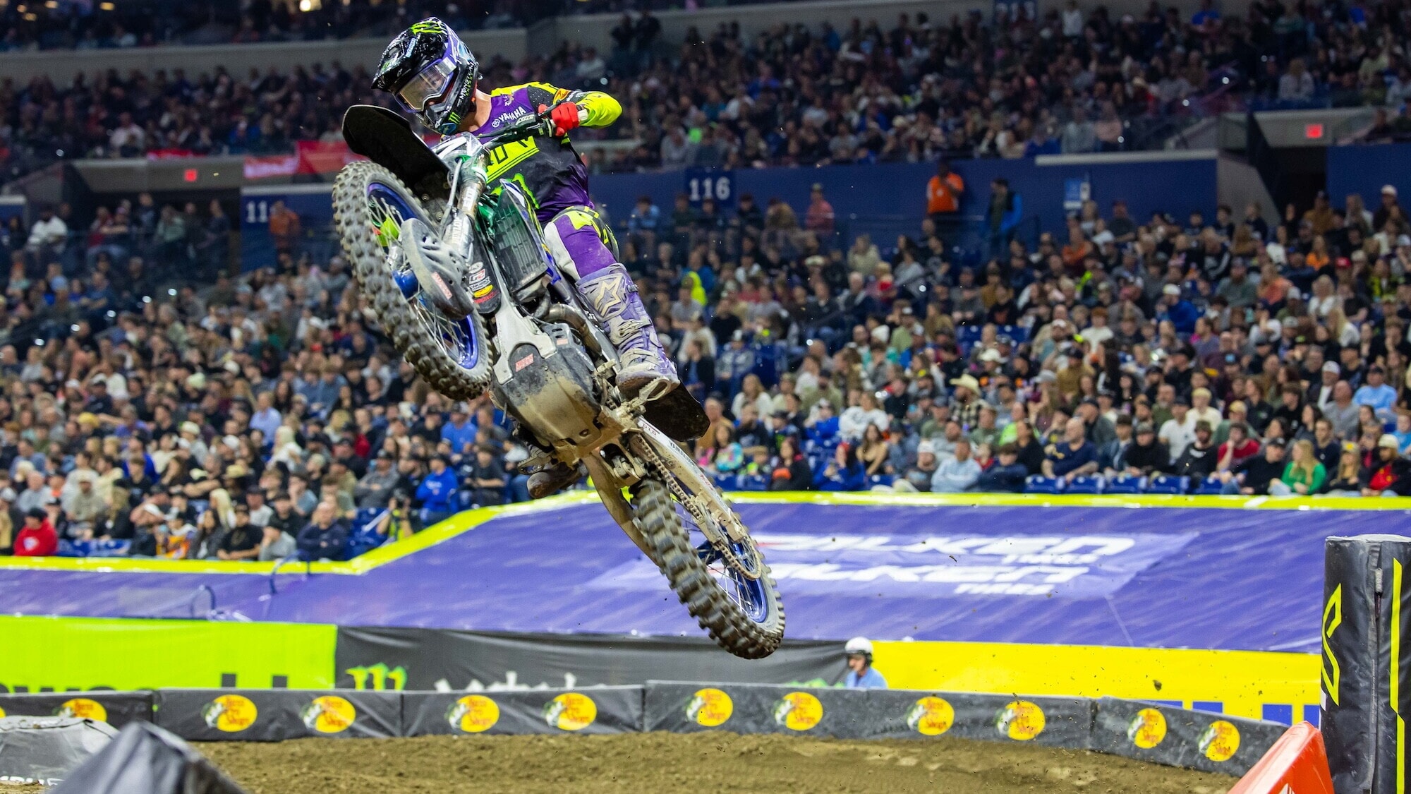 SX250: Davies martello a Indianapolis