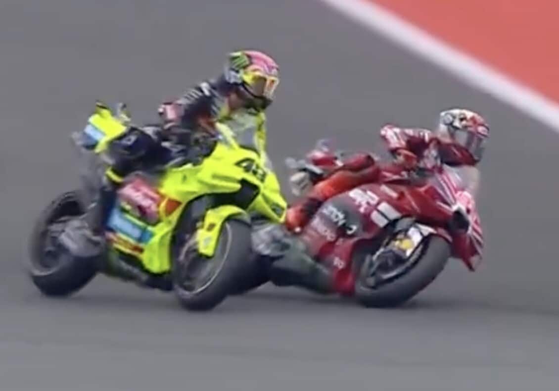 MotoGP, Marquez sbaglia e stende Di Giannantonio: la sequenza