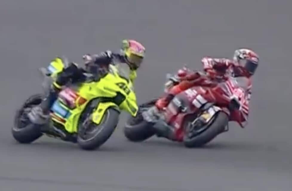 MotoGP, Marquez sbaglia e stende Di Giannantonio: la sequenza