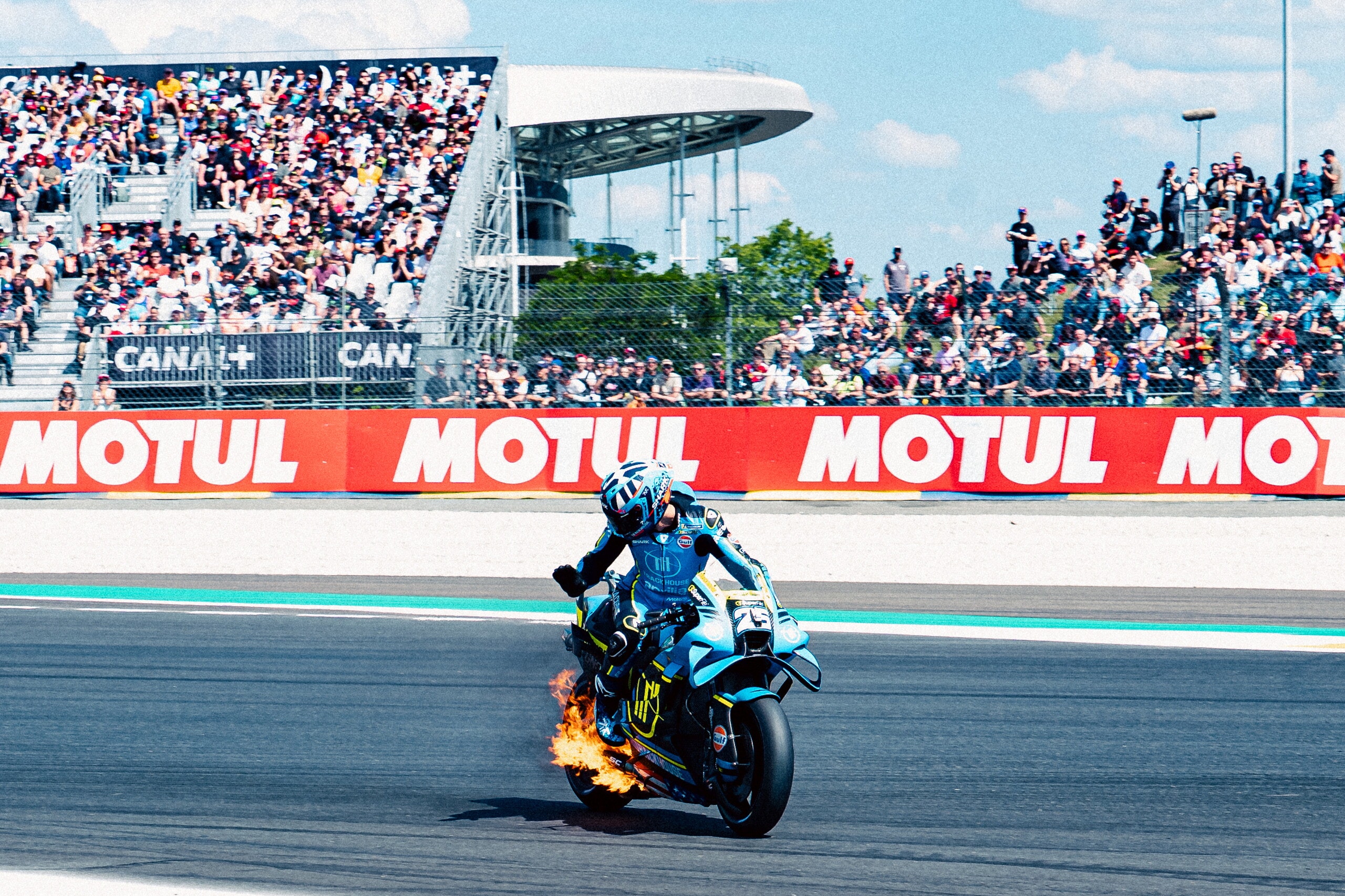 MotoGP Le Mans, in fiamme l'Aprilia di Raul Fernandez: ecco le foto