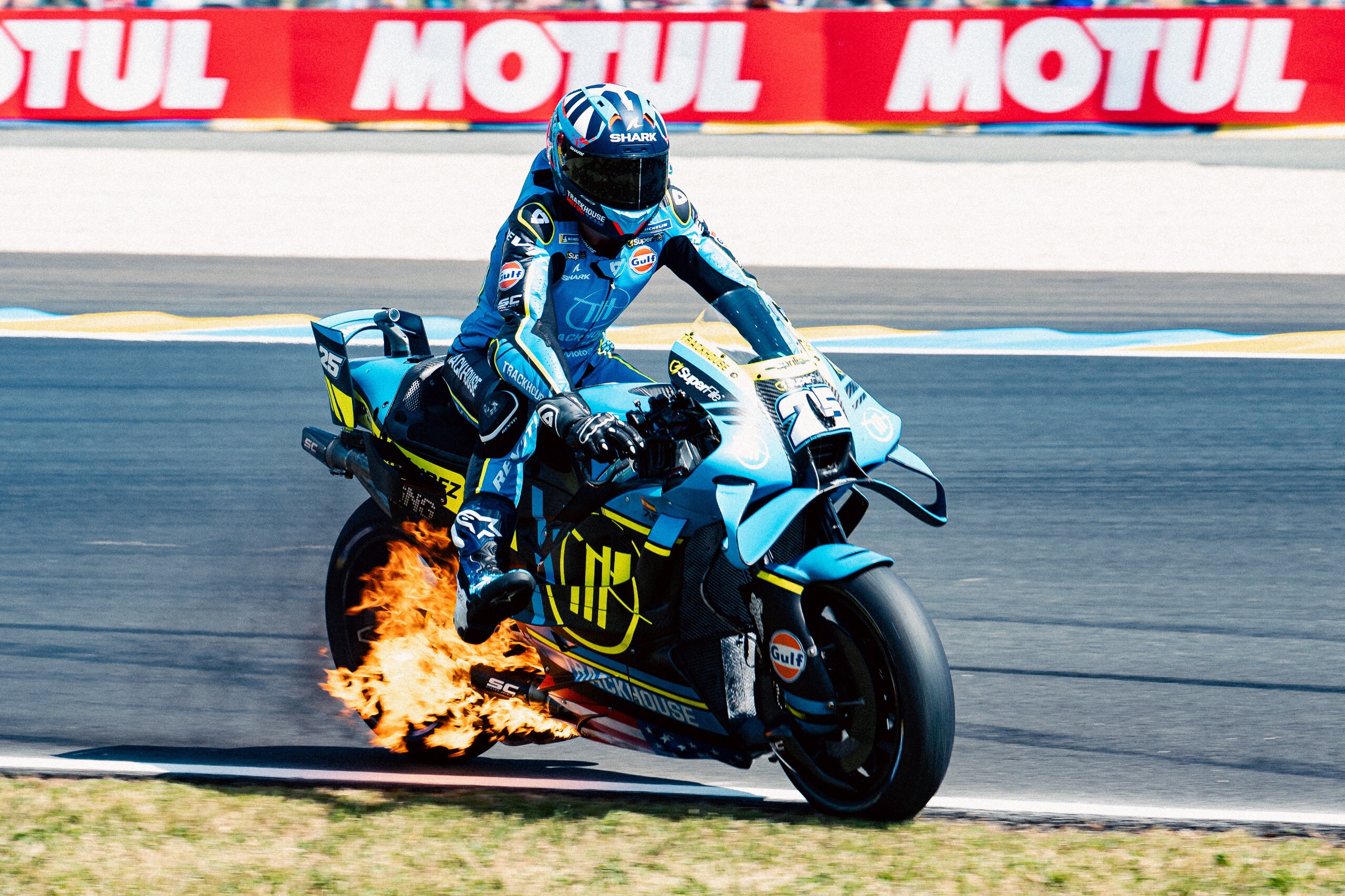 MotoGP Le Mans, in fiamme l'Aprilia di Raul Fernandez: ecco le foto