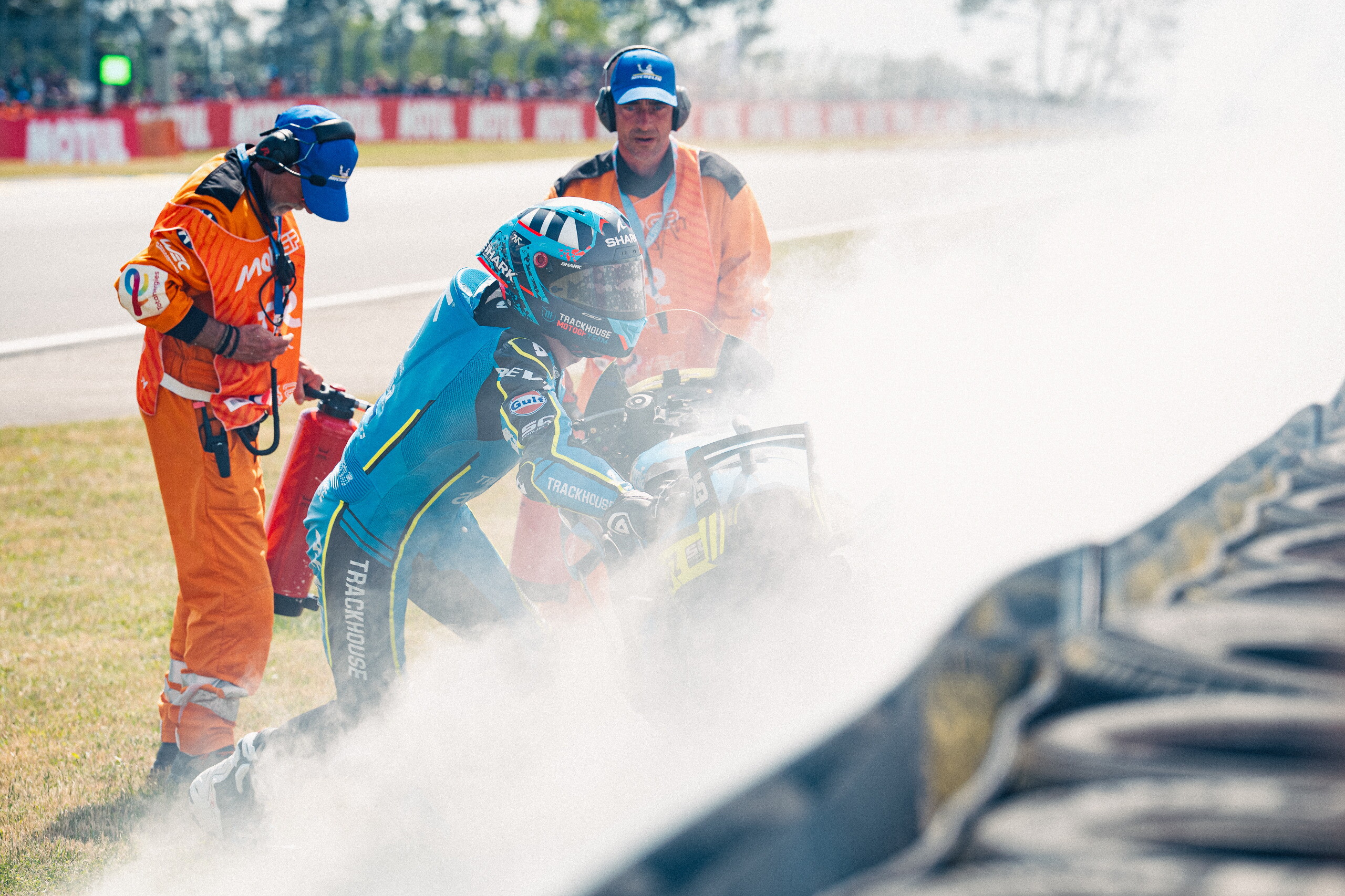 MotoGP Le Mans, in fiamme l'Aprilia di Raul Fernandez: ecco le foto