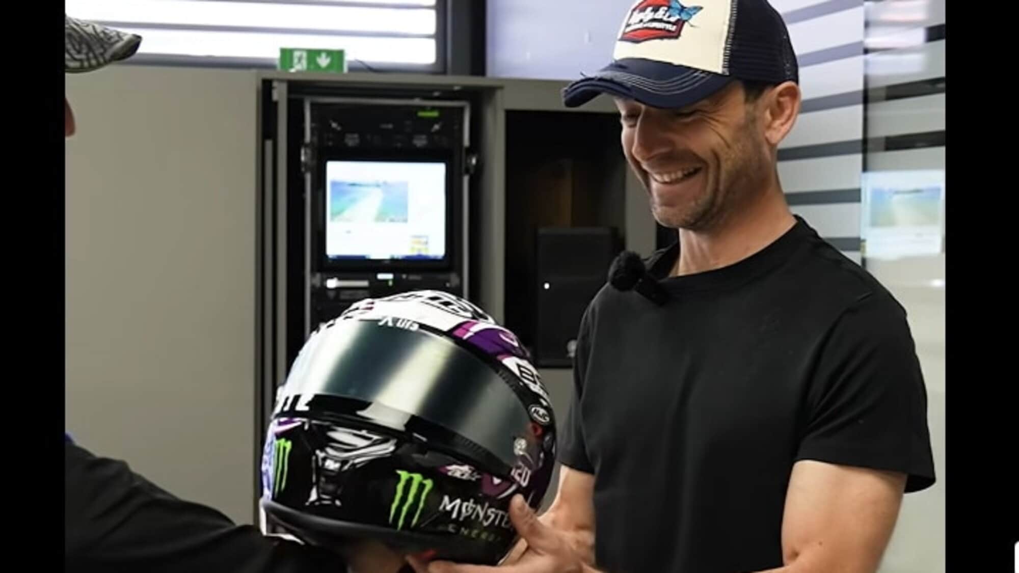 Fabio Quartararo dona il suo casco a Guintoli