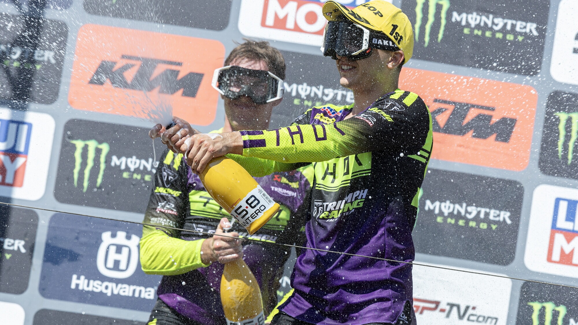 MX2: Triumph di Farres in Francia