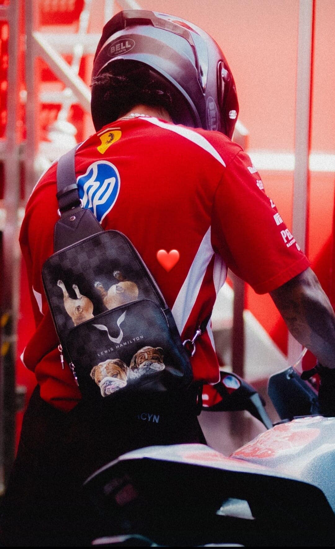 Lewis Hamilton arriva a Montecarlo in grande stile sulla Ducati Centenario