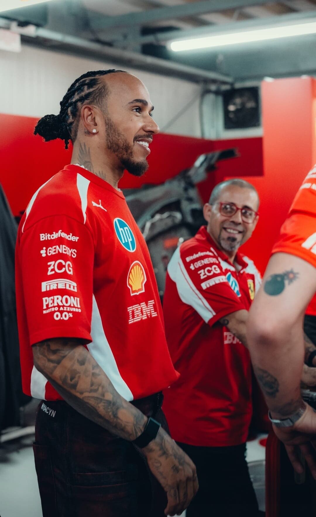 Lewis Hamilton arriva a Montecarlo in grande stile sulla Ducati Centenario