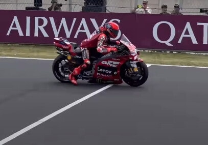MotoGP, paura per Marc Marquez rischia l'incidente nelle prove di partenza