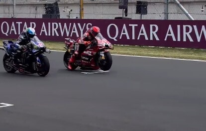 MotoGP, paura per Marc Marquez rischia l'incidente nelle prove di partenza