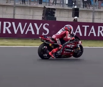MotoGP, paura per Marc Marquez rischia l'incidente nelle prove di partenza