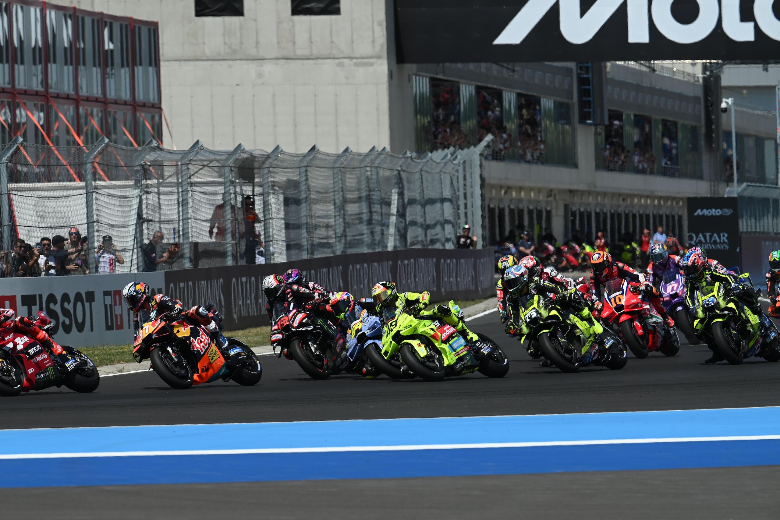 Mega caduta in MotoGP, Martin fa "strike": tutte le foto