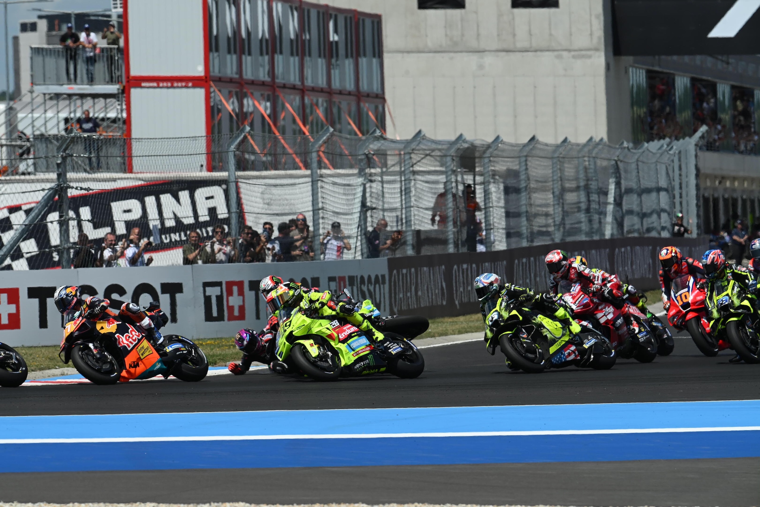 Mega caduta in MotoGP, Martin fa "strike": tutte le foto