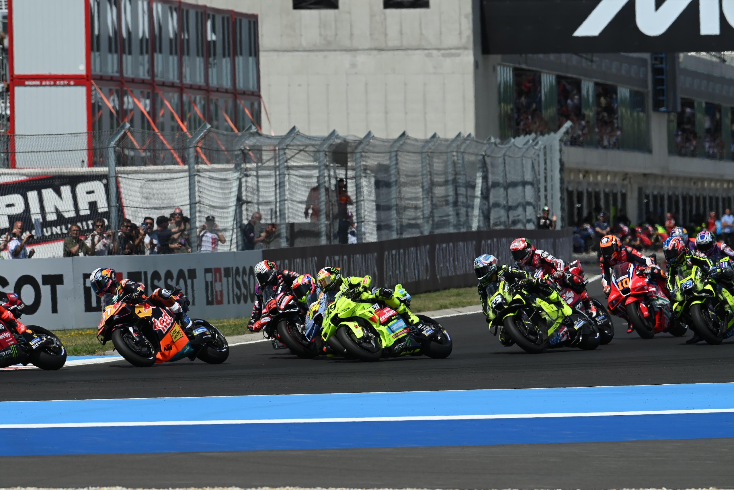 Mega caduta in MotoGP, Martin fa "strike": tutte le foto