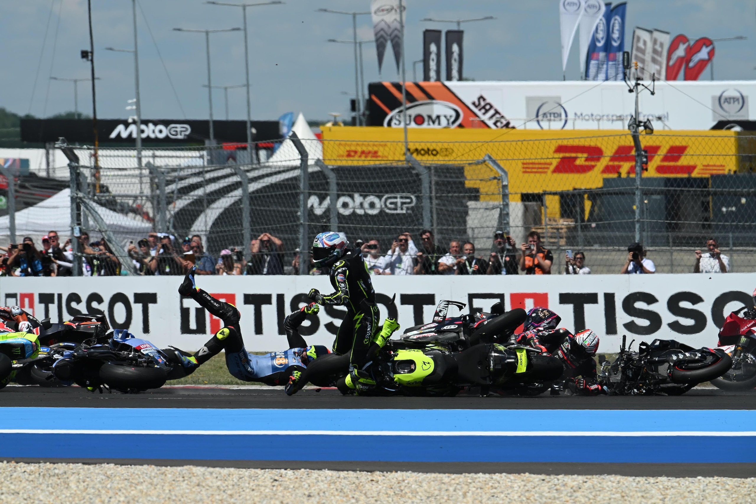 Mega caduta in MotoGP, Martin fa "strike": tutte le foto