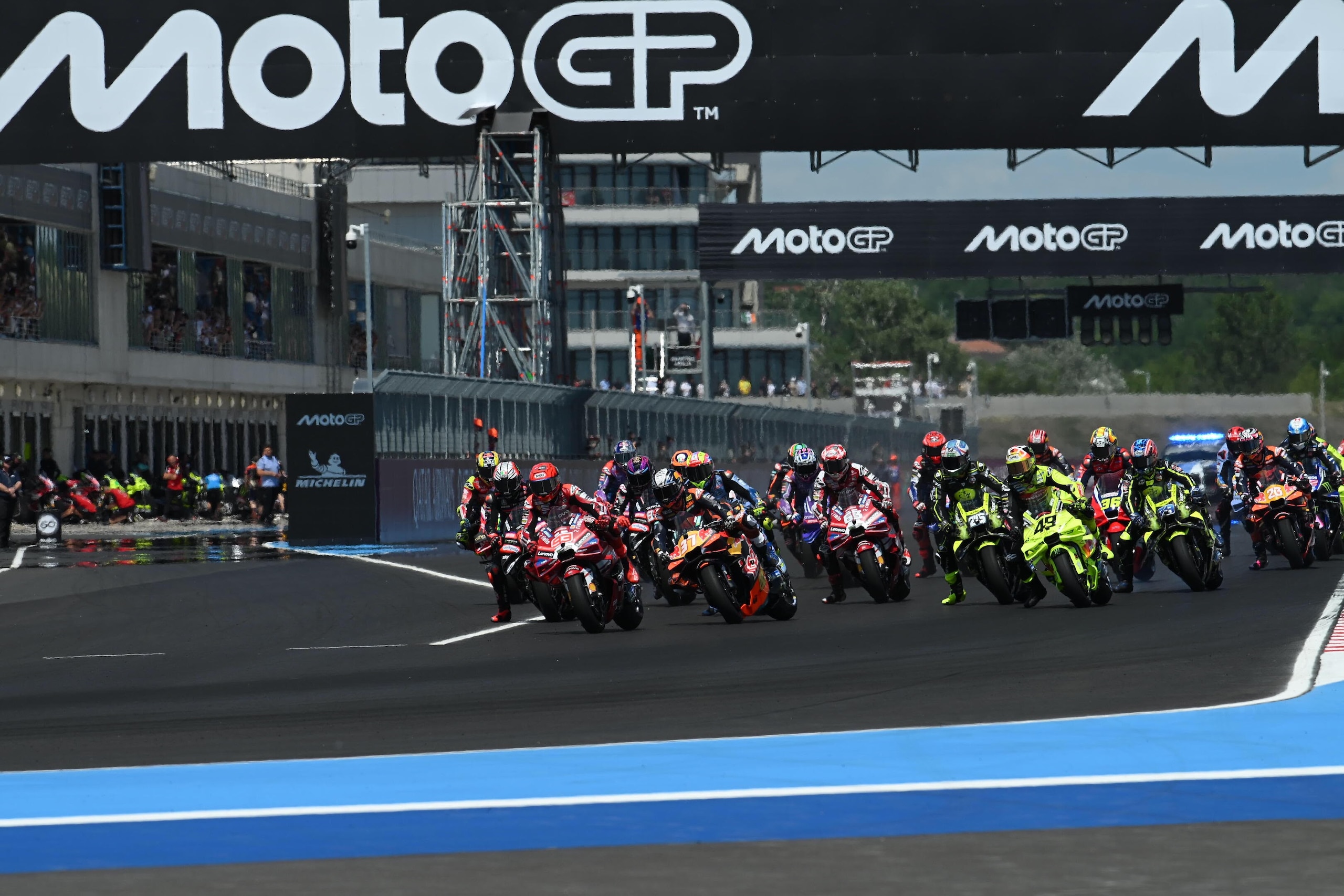 Mega caduta in MotoGP, Martin fa "strike": tutte le foto