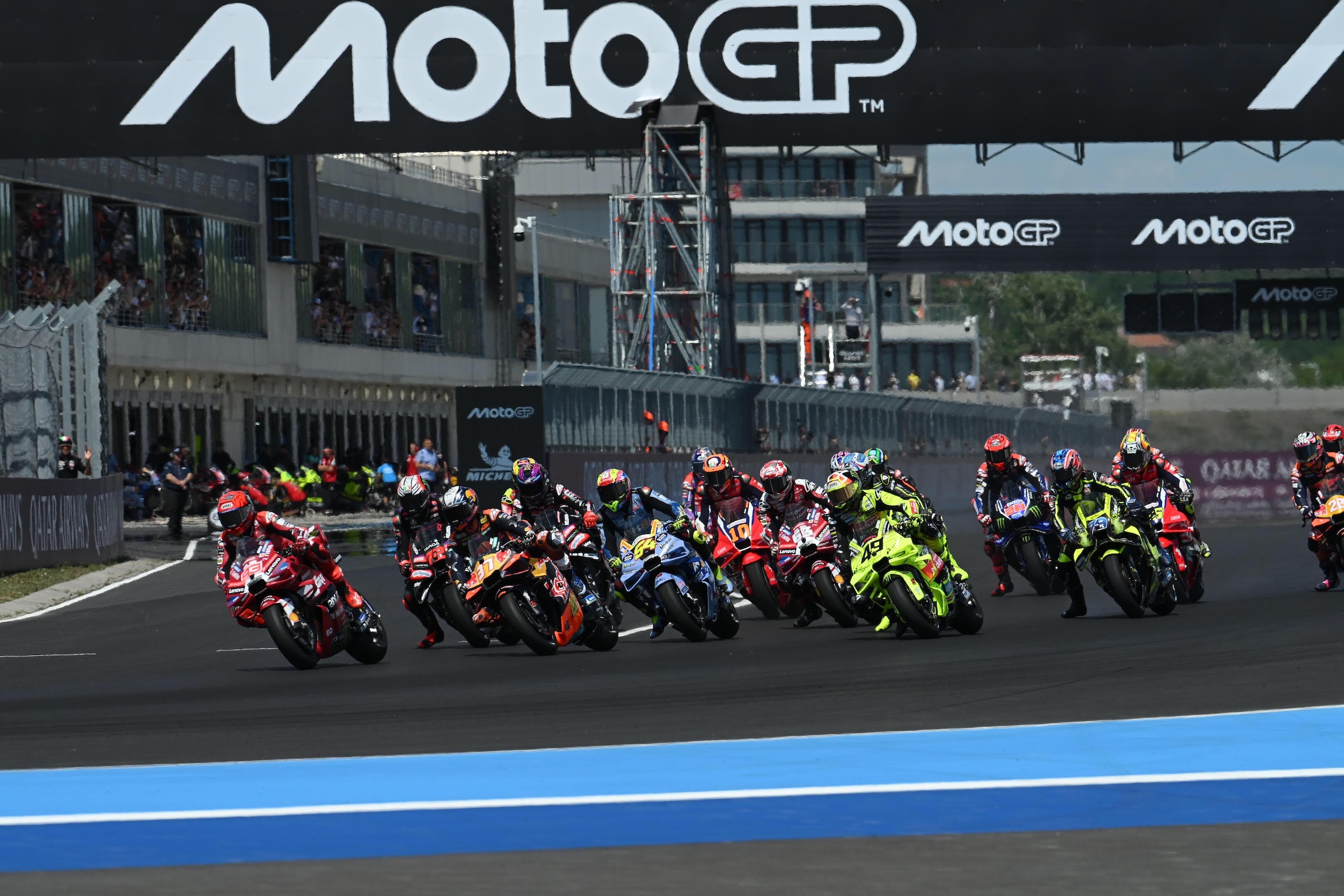 Mega caduta in MotoGP, Martin fa "strike": tutte le foto