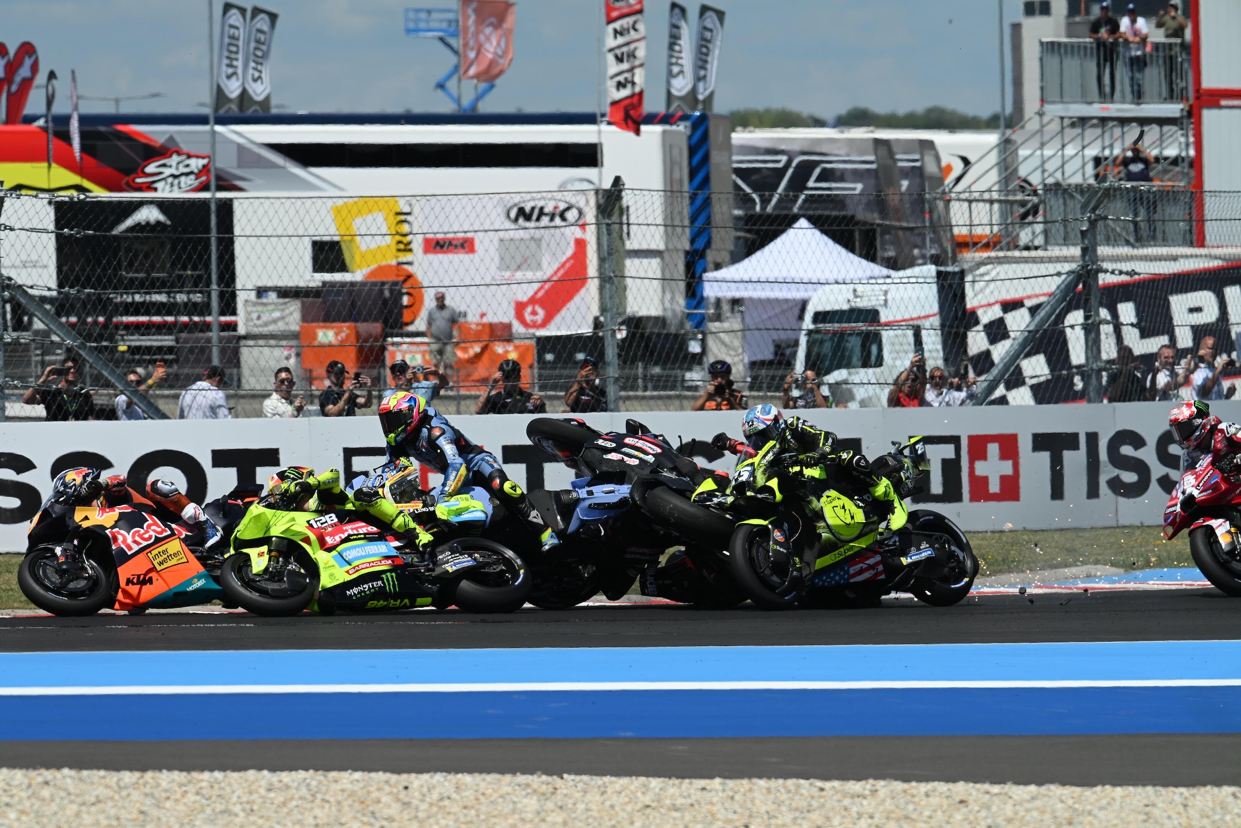 Mega caduta in MotoGP, Martin fa "strike": tutte le foto