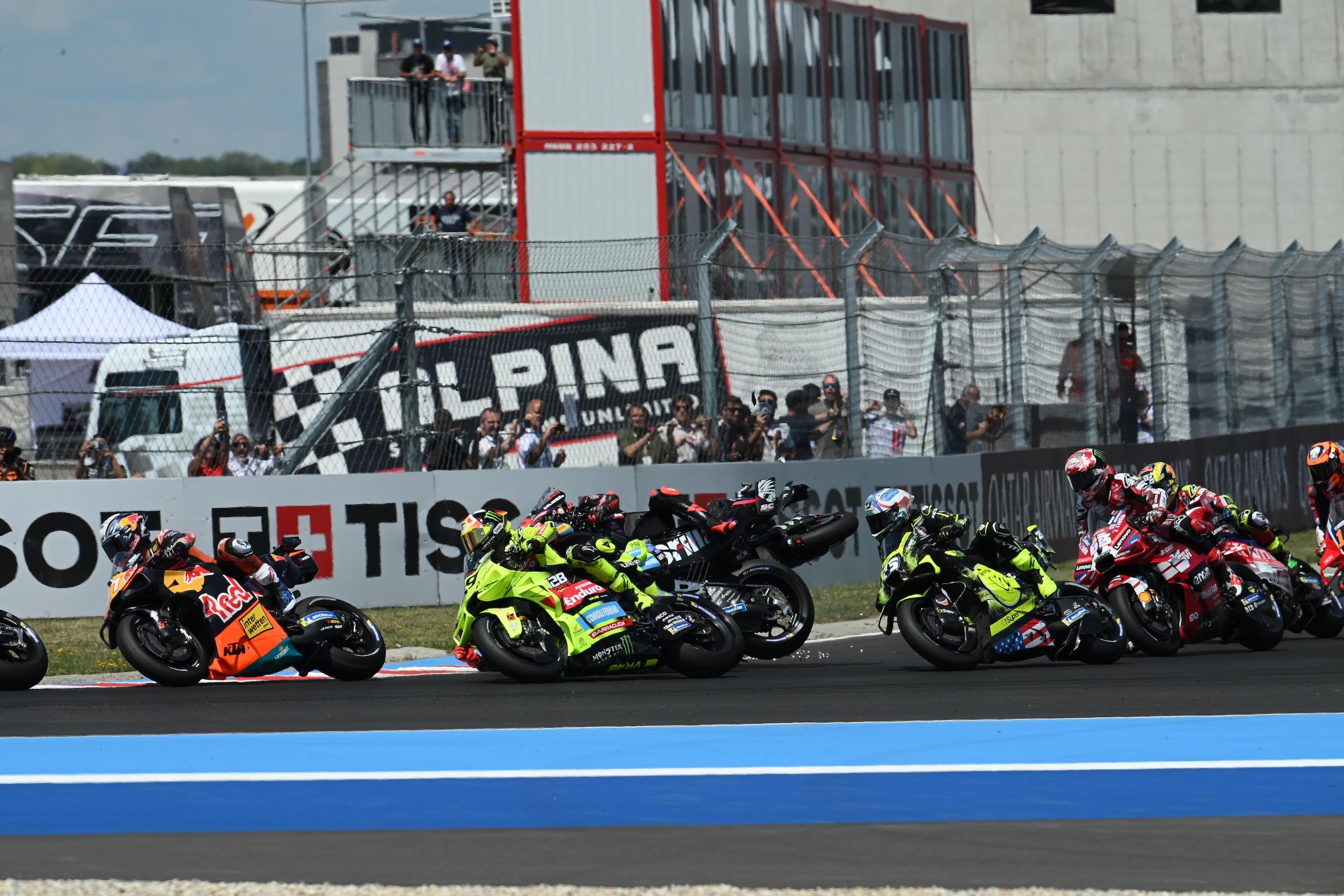 Mega caduta in MotoGP, Martin fa "strike": tutte le foto