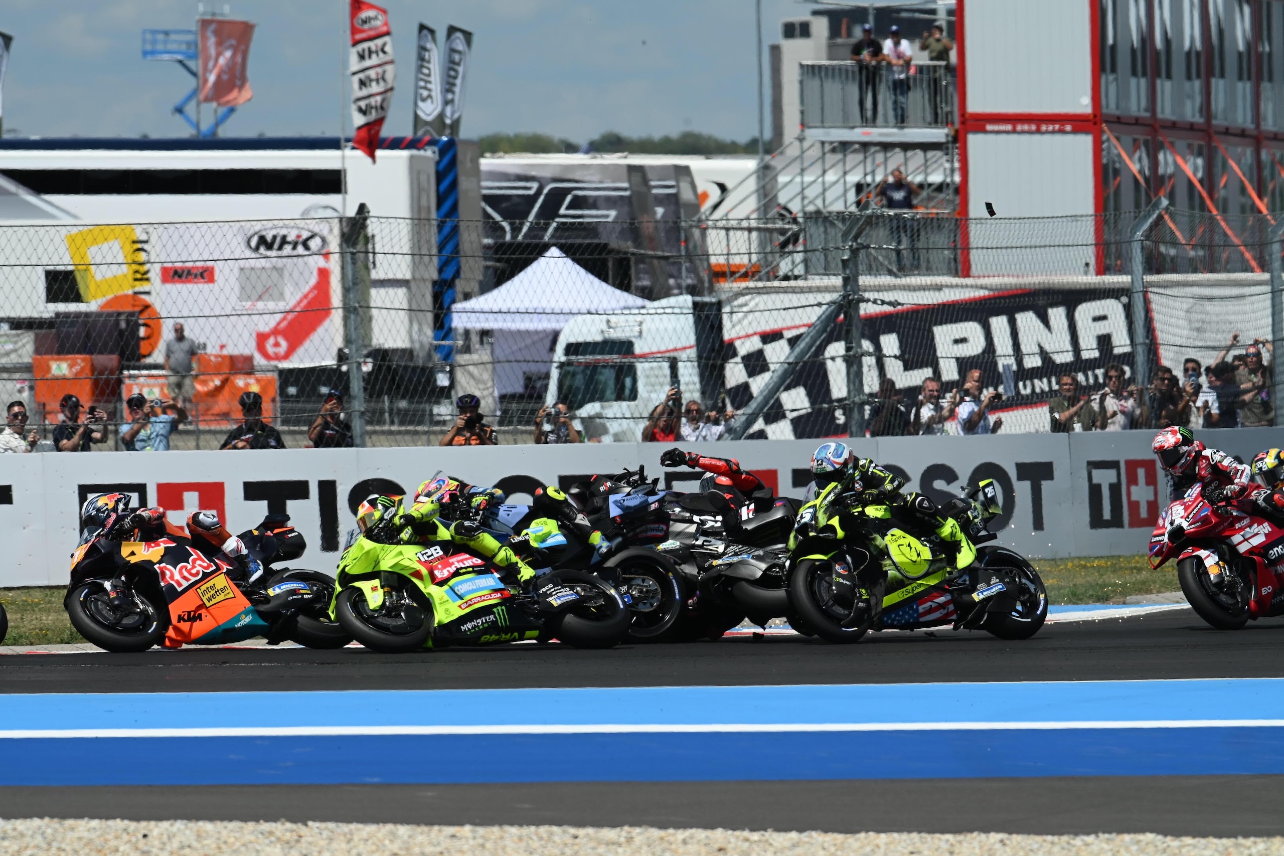 Mega caduta in MotoGP, Martin fa "strike": tutte le foto