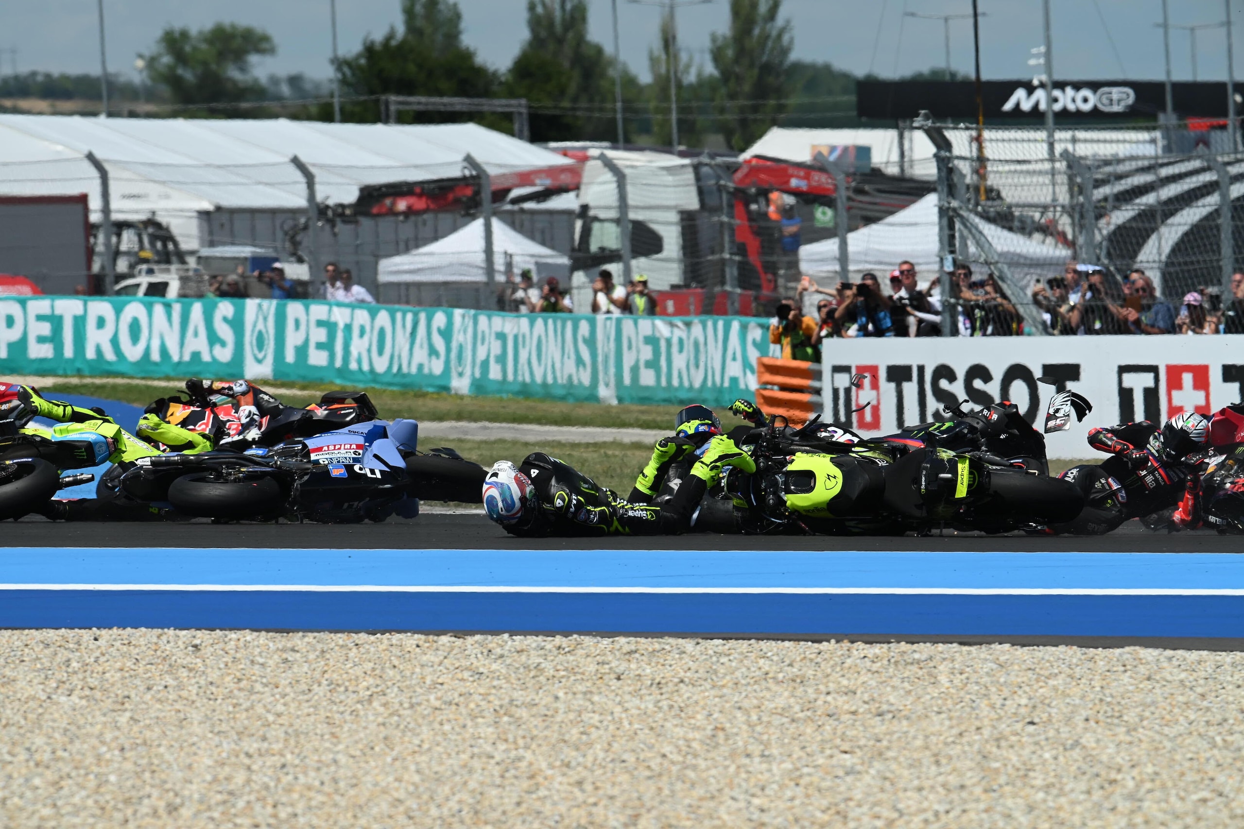 Mega caduta in MotoGP, Martin fa "strike": tutte le foto