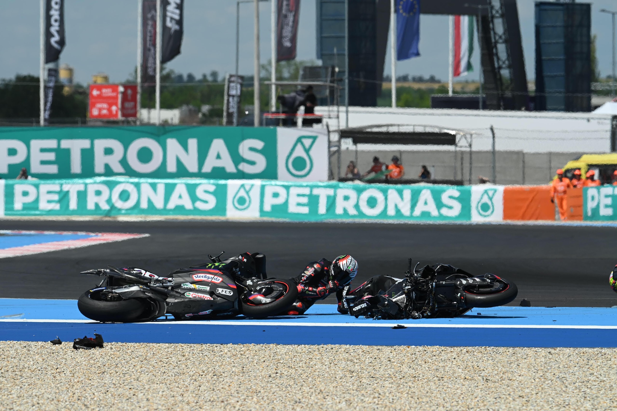 Mega caduta in MotoGP, Martin fa "strike": tutte le foto
