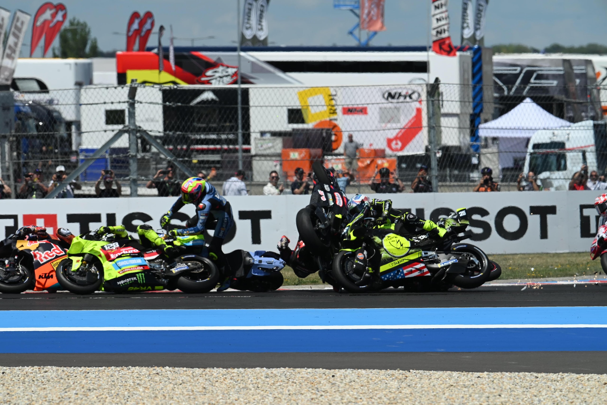 Mega caduta in MotoGP, Martin fa "strike": tutte le foto